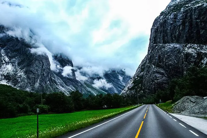 Empty road in the high norwegian mountains